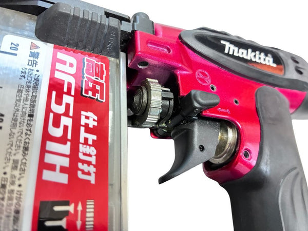 ☆比較的綺麗☆makita マキタ 55mm 高圧 仕上釘打機 AF551H 赤 ケース付 フィニッシュネイラ 仕上釘打ち機 仕上げ釘打機 エア工具135091 - 7